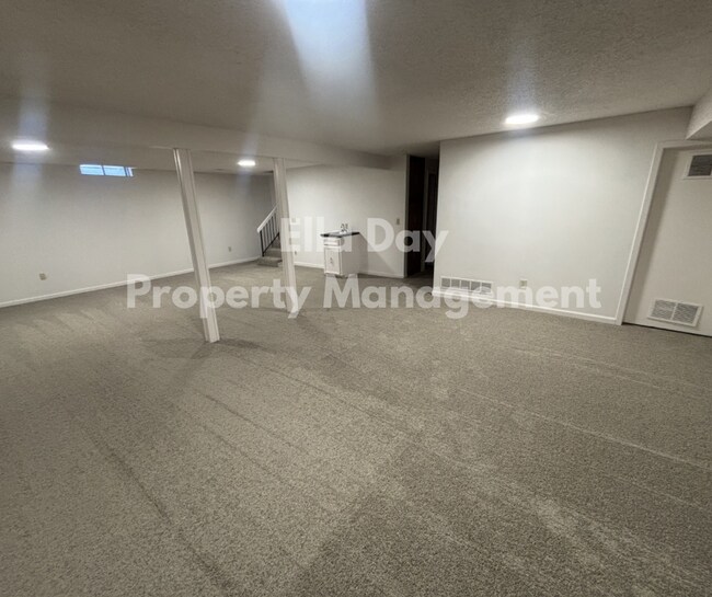 Photo - 2006 S White Oak Dr