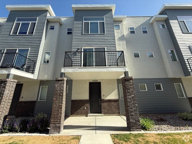 Building Photo - Beautiful 3 Bed 2.5 Bath Townhome in West ...