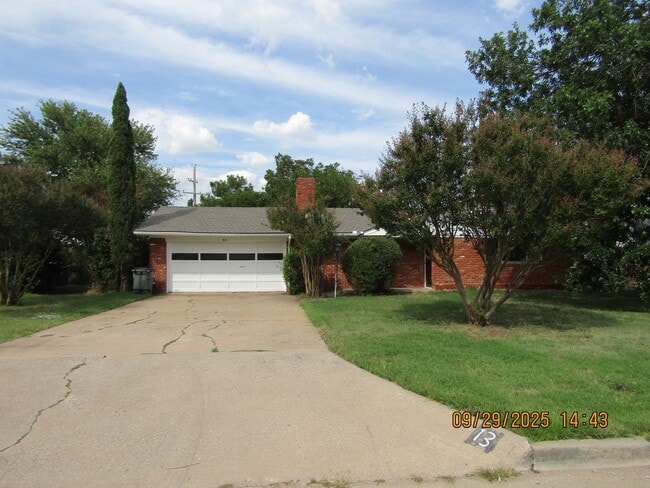 Building Photo - Very nice spacious home! No Carpet! Pet Fr...