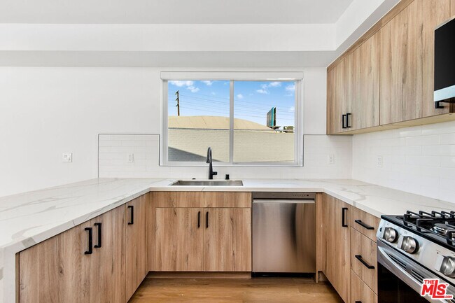 Photo - 1614 S Sycamore Ave