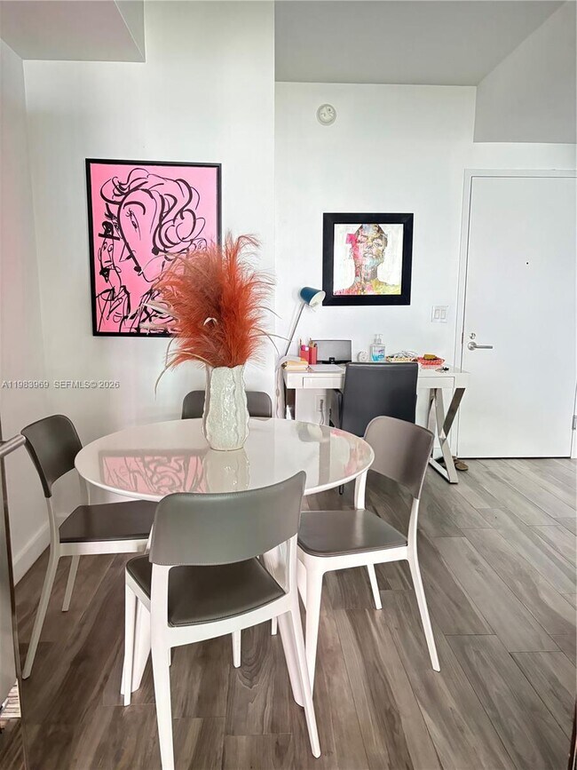 Photo - 460 NE 28th St Unidad 2807