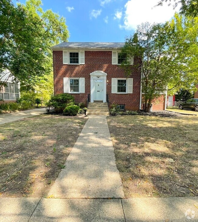 Building Photo - Classic 3 Bedroom 1.5 Bathroom Colonial In... Rental