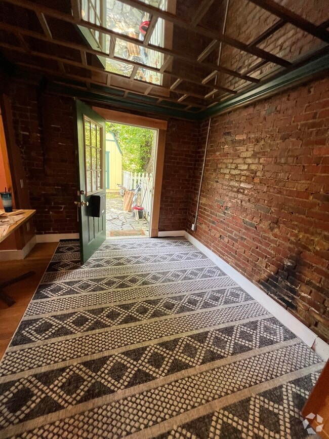 Building Photo - 135 Pigeon St Unit First floor Rental