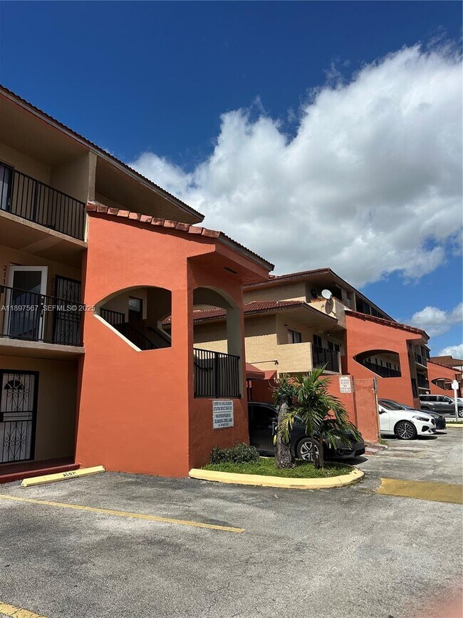 Photo - 2301 W 60th St Unidad A211