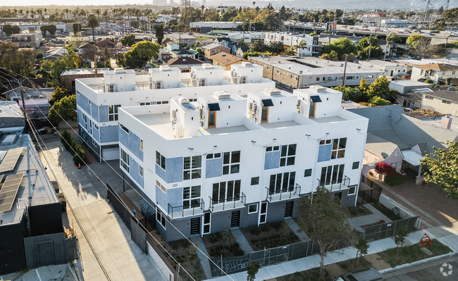 Building Photo - 2555 Thurman Ave Rental