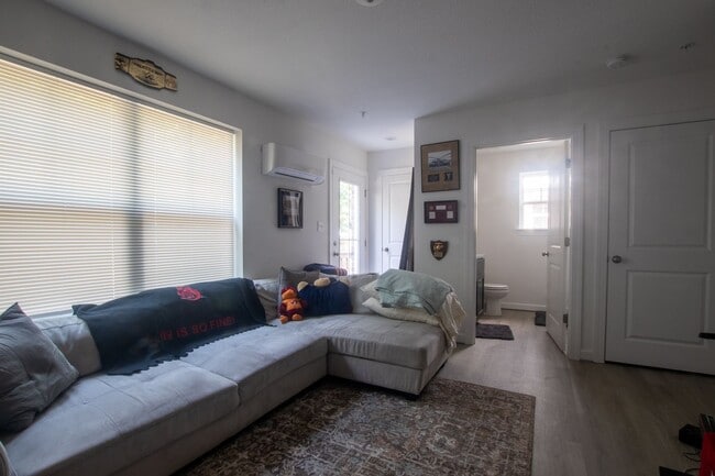 Photo - Contemporary 4bd/3.5ba in excellent location