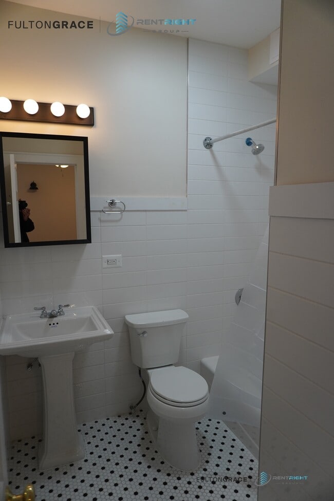 Building Photo - 2063 W Lawrence Ave Unit LL4