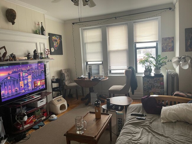 Building Photo - Top Floor Sunny 2 Bed Equal Large bedrooms... Rental