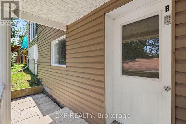 Photo - 2055 Victoria St