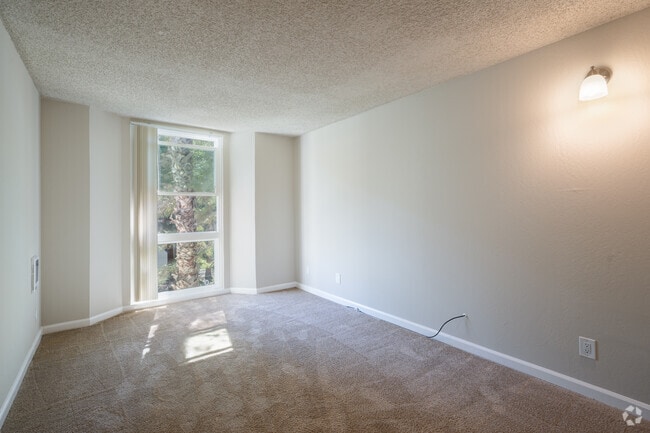 2BR, 1BA - 900SF