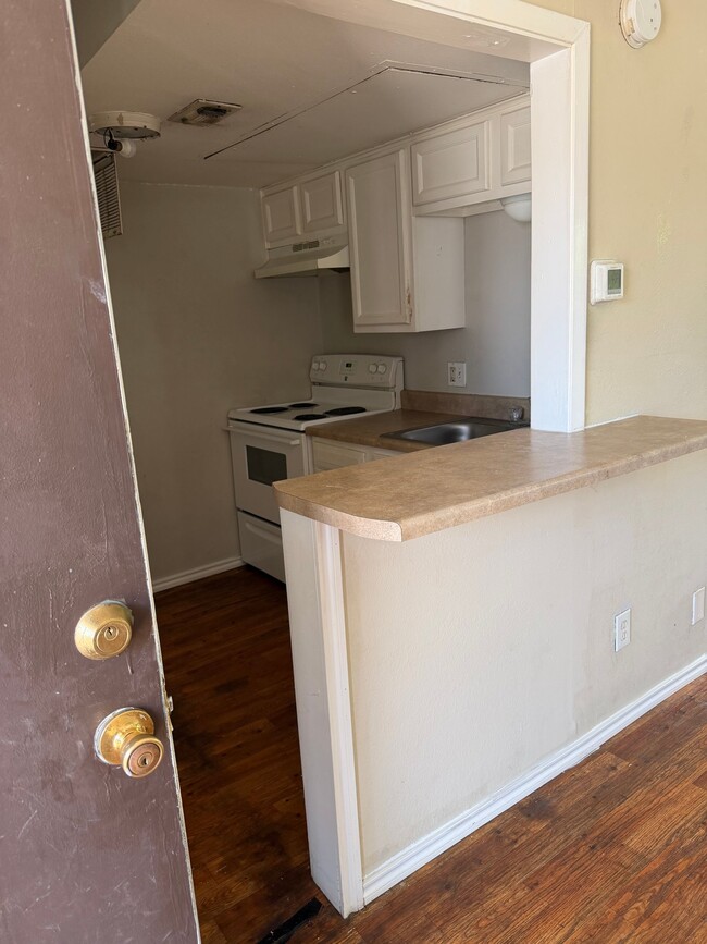 Building Photo - 750 Bonham St