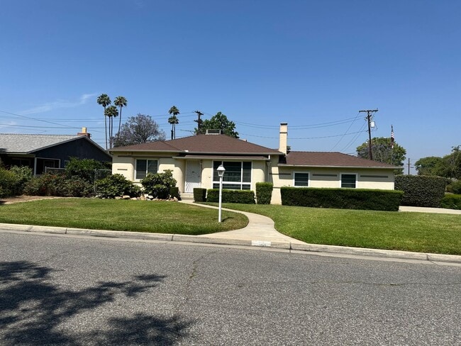 Building Photo - Perfection! Corner Lot Pool Home