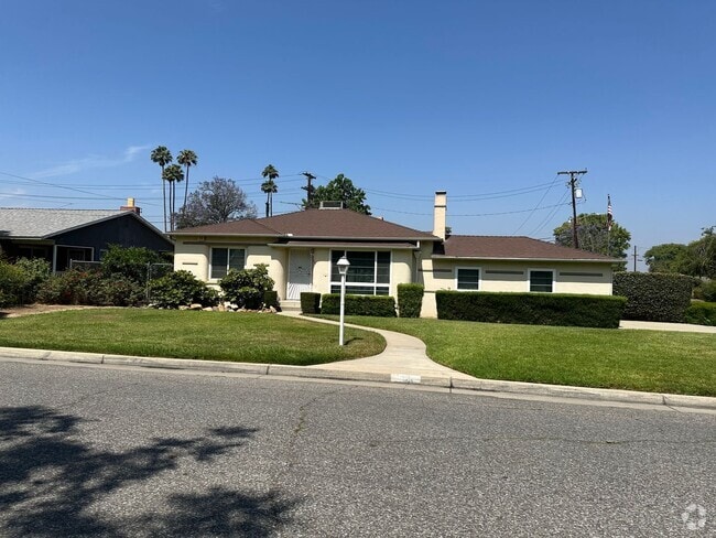 Building Photo - Perfection! Corner Lot Pool Home