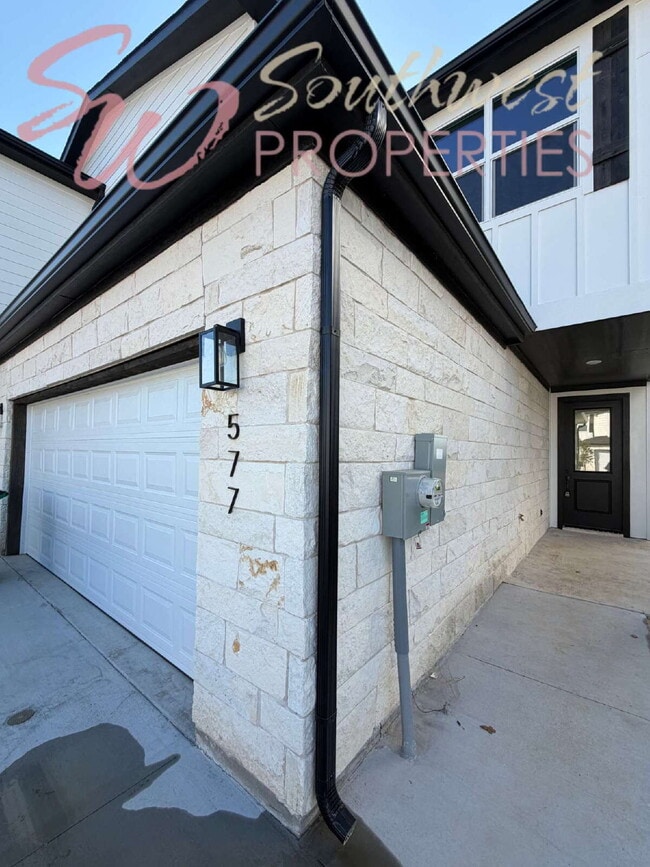 Photo - FOUR bedroom townhouse. Off campus living with easy, close to campus style!