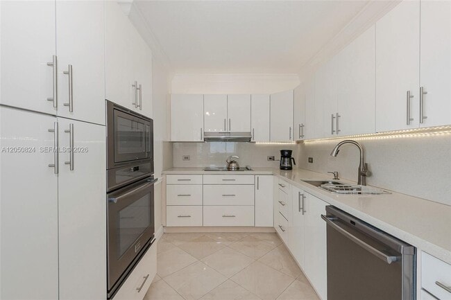 8855 Collins Ave Unidad 8J