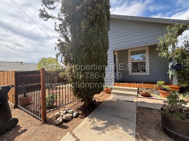 Building Photo - Updated Cottage - Downtown Roseville - 1 B... Rental