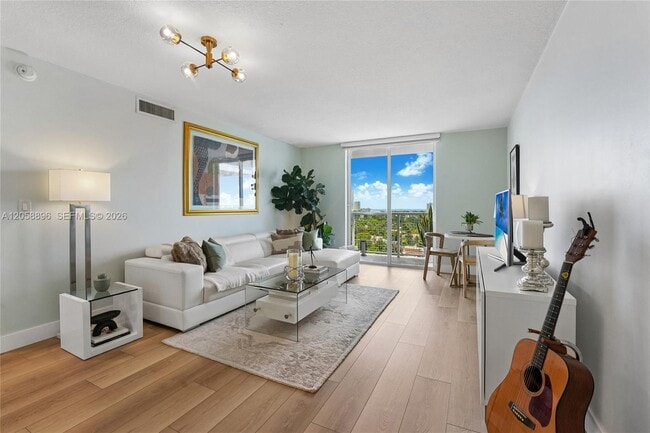 Building Photo - 900 SW 8th St Unit 1609