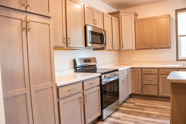 Photo - Corner 1 Bed off of Golf Road!