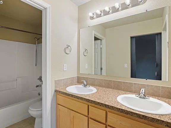 Photo - "Charming 3-Bed Oasis in Monmouth with Cozy Fireplace & Stylish Furnishings!"