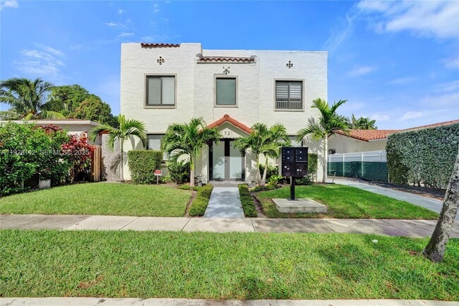 Building Photo - 1721 SW 13th St Unit 2