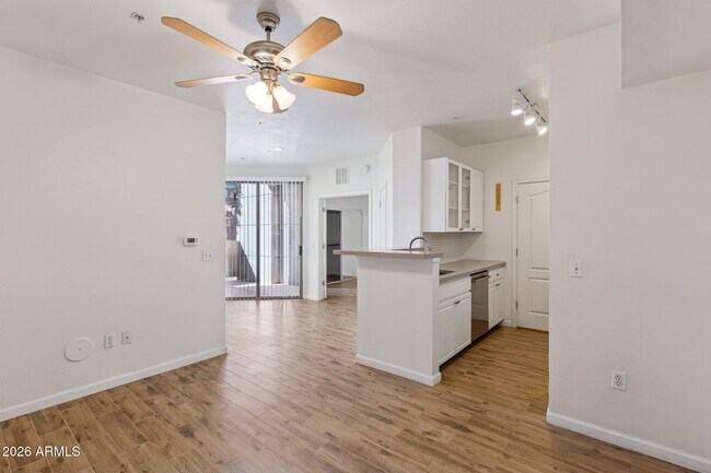 Photo - 1701 E Colter St Unidad 182