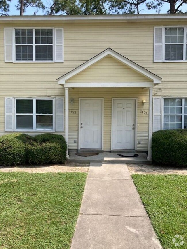 Building Photo - TWO BEDROOM TOWNHOUSE **(Special; 1st 6mo ...