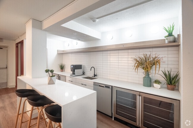 Interior Photo - Belle on the Park