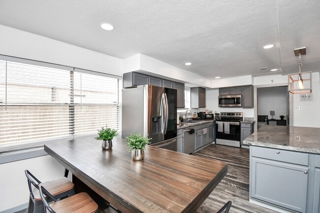 Photo - 15711 Creekhaven Dr