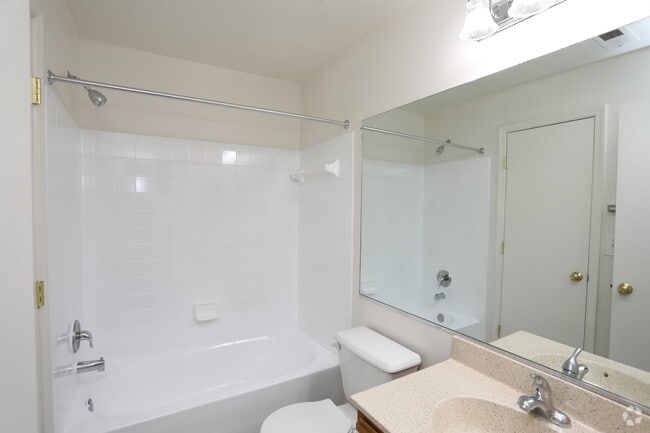 2BR, 1BA -877 SF