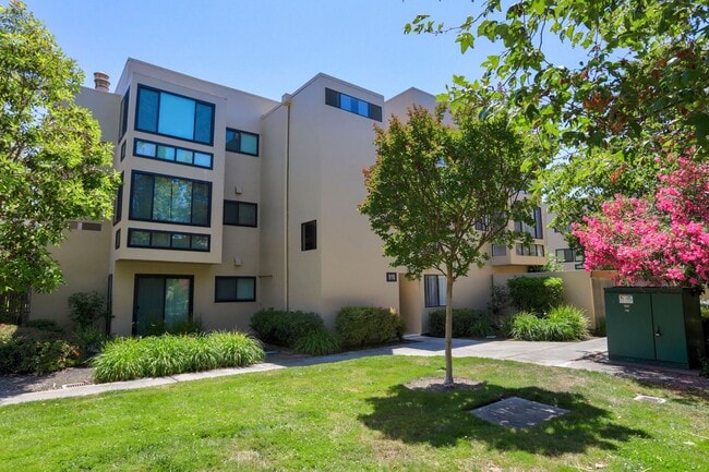 Building Photo - (3) Three Bed, (2) Two bath updated condo ... Unit 67