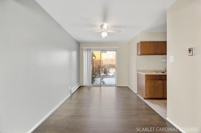 Photo - 1S213 Holyoke Ln