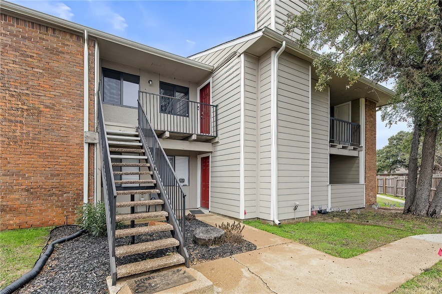 Photo - 1901 Holleman Dr W