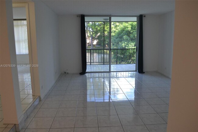 3670 Inverrary Dr Unit 2D