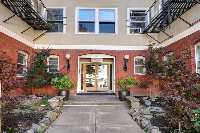 Charming, historic 1-bdrm/1-bath condo off... - Charming, historic 1-bdrm/1-bath condo off...