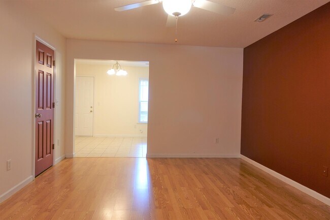 Photo - 103 Middlehouse Way