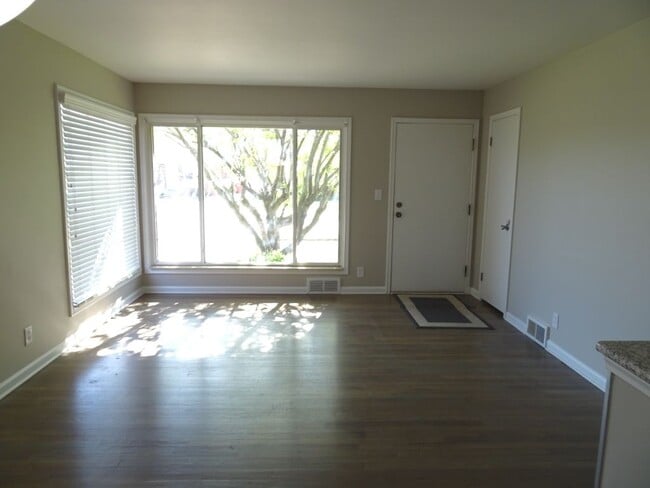 Photo - 28833 Hollywood