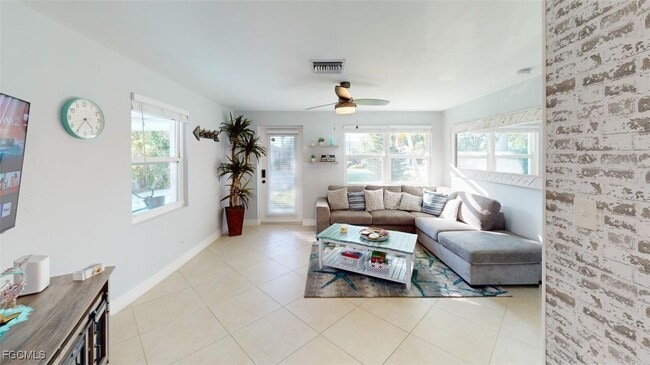 Photo - 560 E Valley Dr