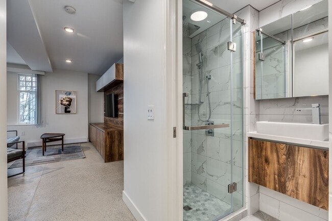 Building Photo - 1170 Barclay St Unit 206