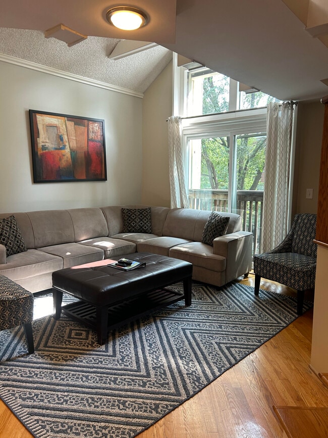 Building Photo - 830 W Altgeld St Rental