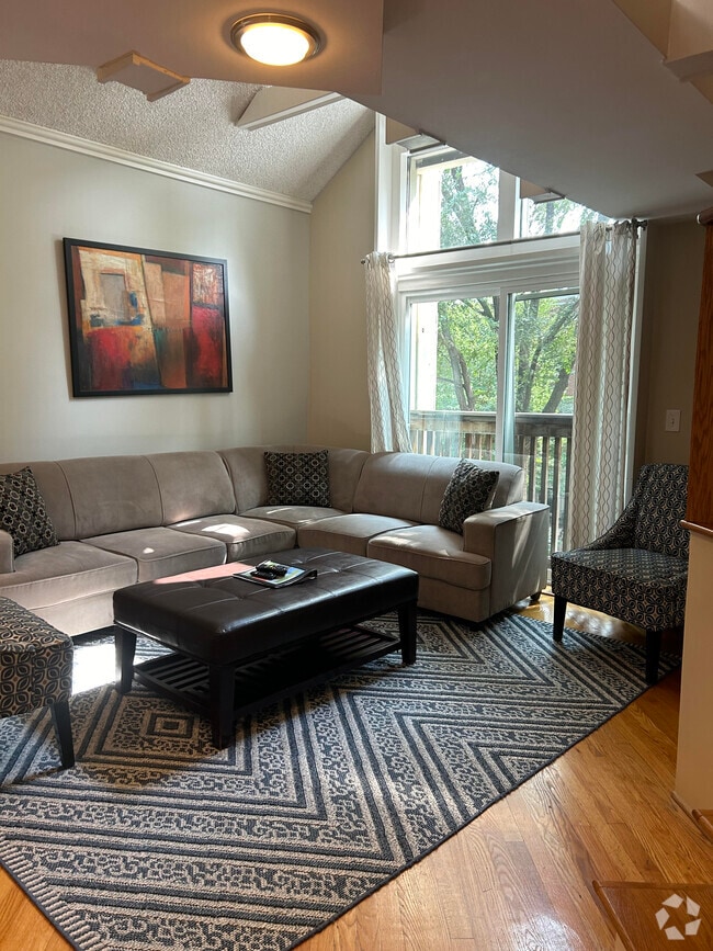 Building Photo - 830 W Altgeld St Rental