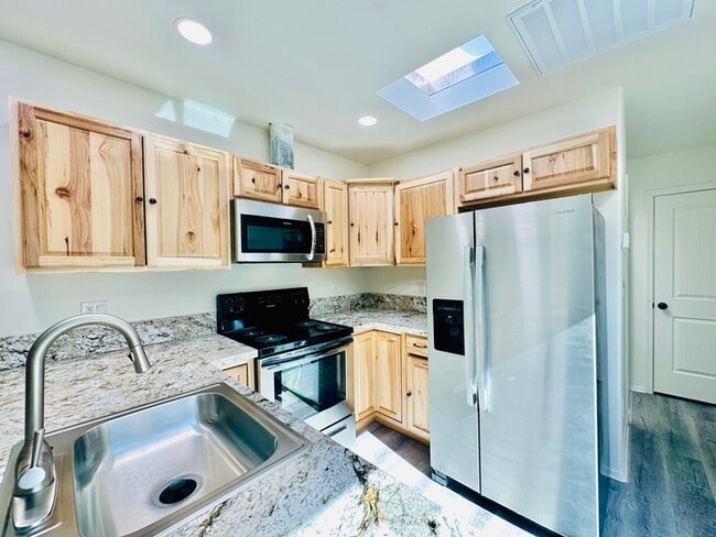Building Photo - Available 10/10/25! Modern Renovated 2 Bed... Rental