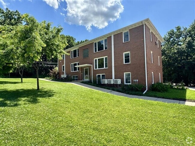 Building Photo - Newly Remodeled 2-Bedroom Apartment – Conv... Unit 2