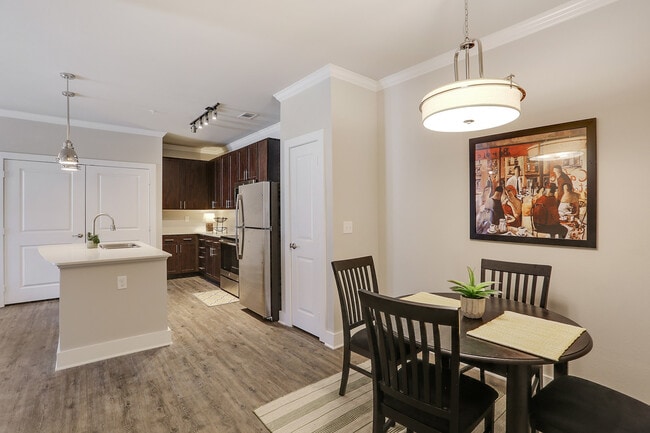 004_1600x1067_mls.jpg - Creekside Crossing Apartments