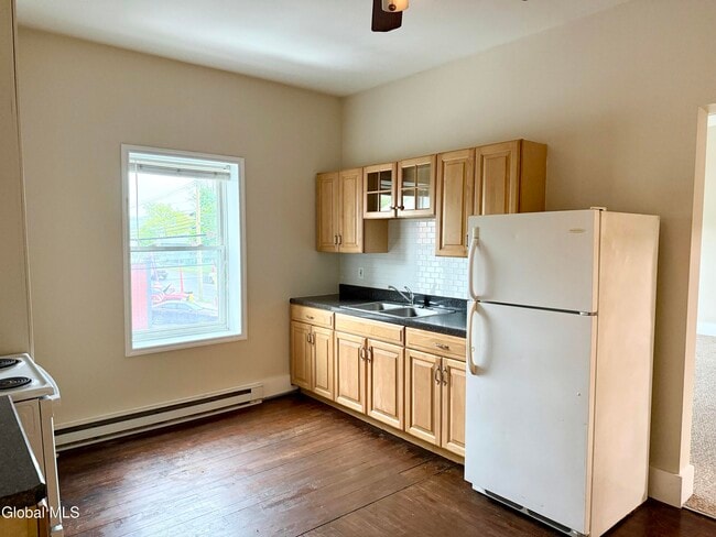 Building Photo - 751 Hudson Ave Unit 5