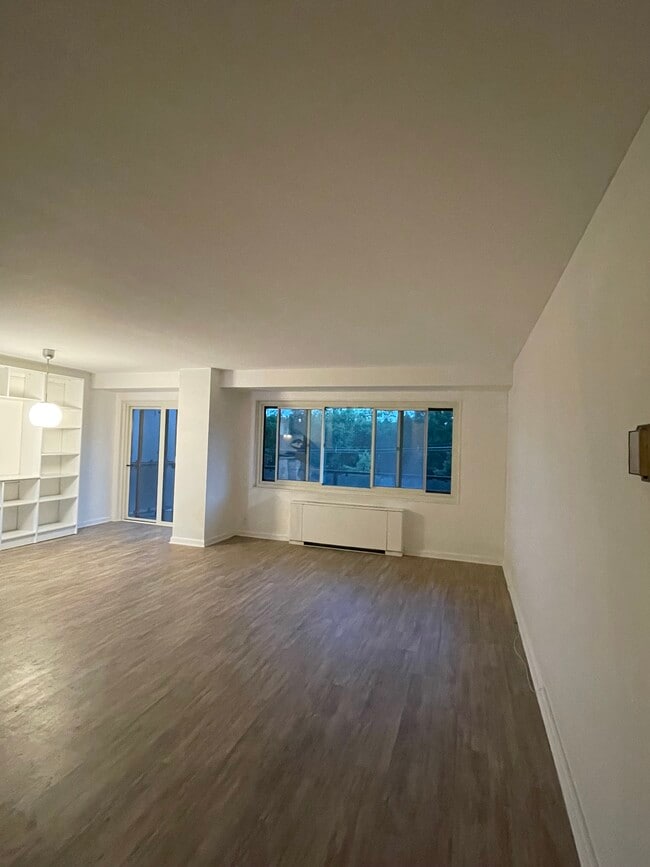 Building Photo - 4201 Cathedral Ave NW Unit 710W
