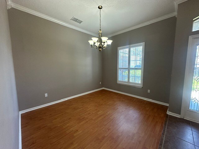 Photo - Spacious 4 Bedroom Home With Upstairs Private Suite And 2 Car Garage