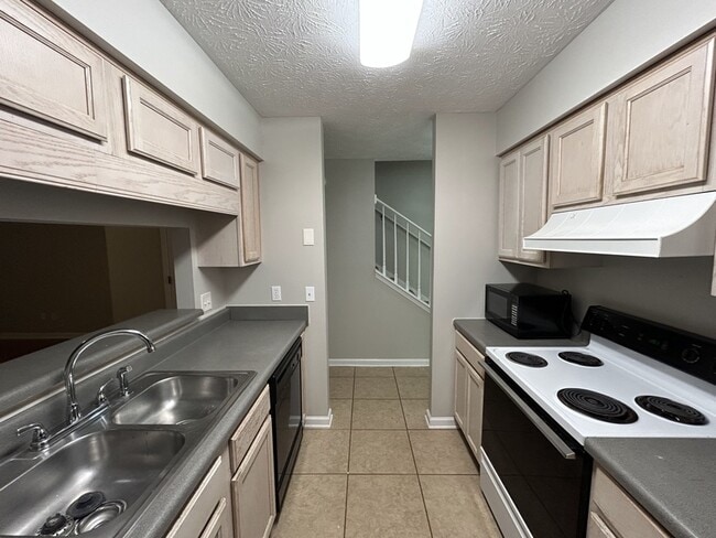 Photo - 1032 Chinook St