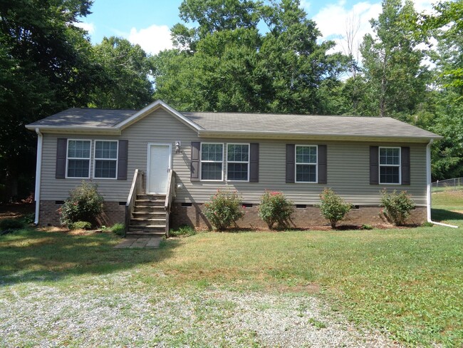 One Level House FOR RENT with a Country Se... - One Level House FOR RENT with a Country Se...