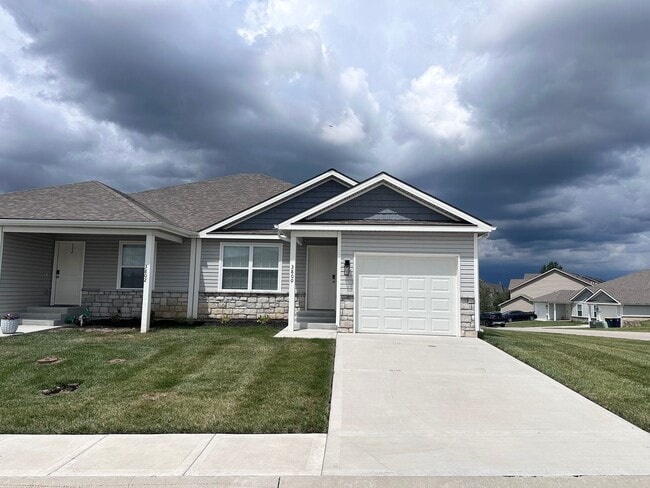 Building Photo - 4 Bed | 3 Bath | 1 Car Garage Duplex in Kansas City w/ Move in Special
