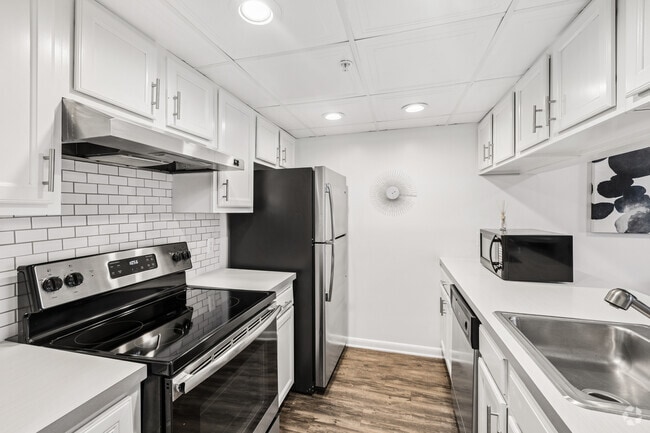 Birch 2BR, 1BA - 880SF - Kitchen